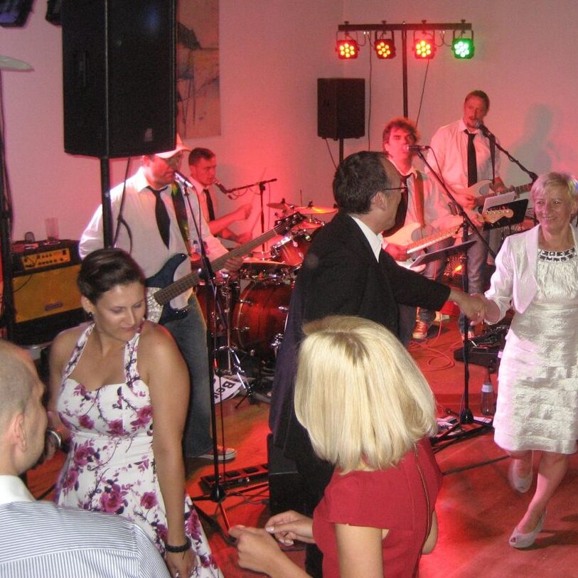 Live-Band spielt bei einer Veranstaltung, während Gäste auf der Tanzfläche tanzen.
